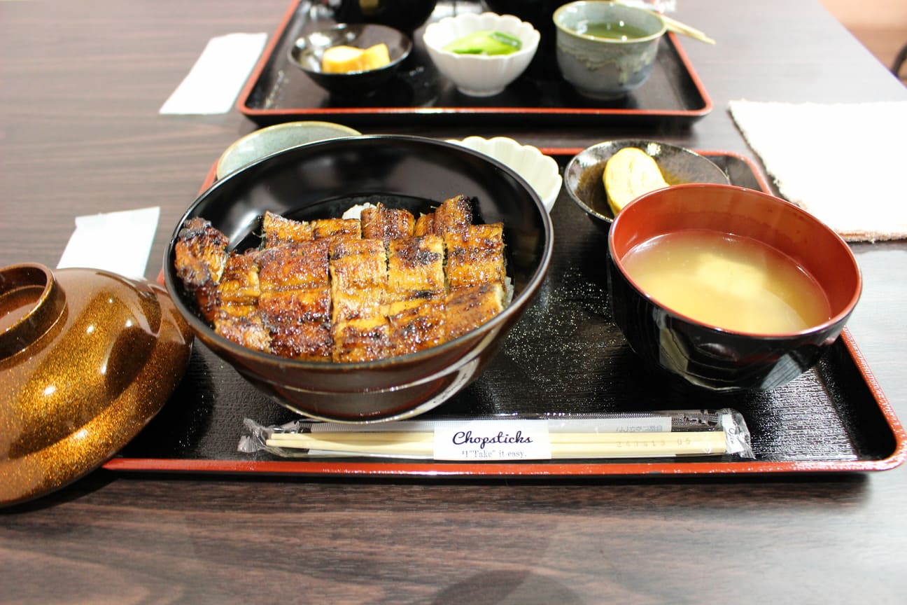 昭和レトロな市場から広がる、うなぎの香り